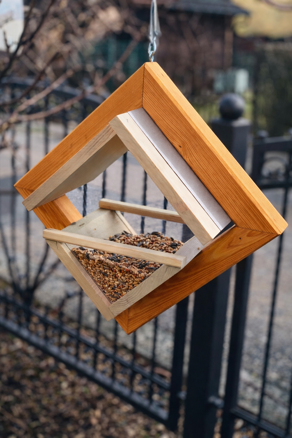 Modernes Vogelhaus aus Holz zum Aufhängen – Offenes Futterhaus für Garten & Balkon