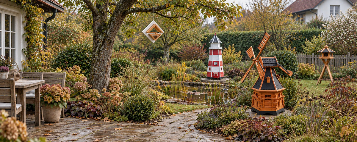 Gestaltetes Gartenmotiv im Herbst mit hängendem Vogelhaus, Leuchtturm 2, Windmühle 20 und Vogelhaus 4 mit Ständer
