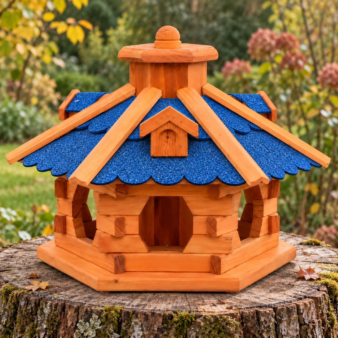 Vogelhaus 4 mit blauem Dach ohne Solar auf einem Baumstumpf im Garten