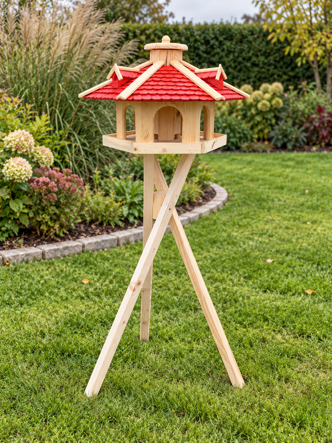 Vogelhaus 32 Rot/Natur – mit Dreibeinständer im Garten