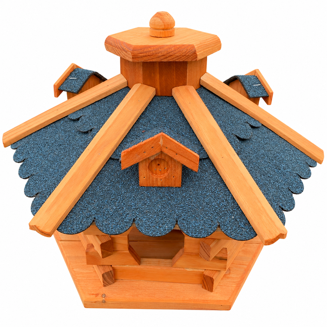 Blaues Bitumendach mit Holzleisten und Ziergauben am Vogelhaus 4