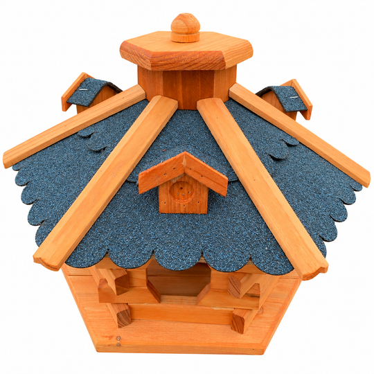 Blaues Bitumendach mit Holzleisten und Ziergauben am Vogelhaus 4