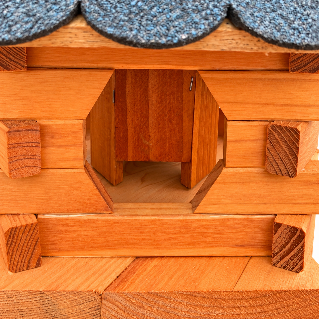 Vogelhaus 4 mit blauem Dach: Nahaufnahme des Futterschachts und der Futteröffnung