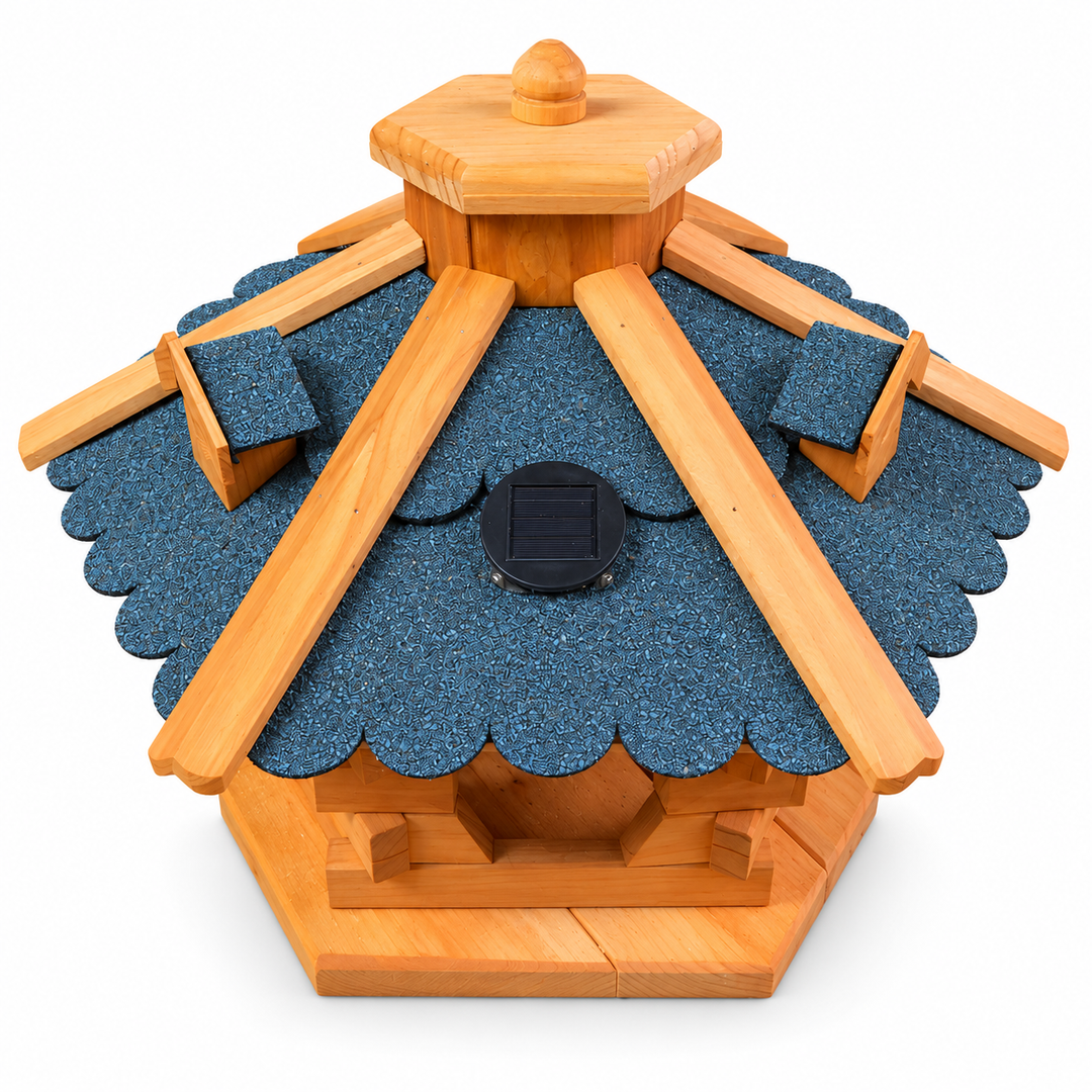 Vogelhaus 4 mit blauem Dach und sichtbarem Solarmodul vor weißem Hintergrund