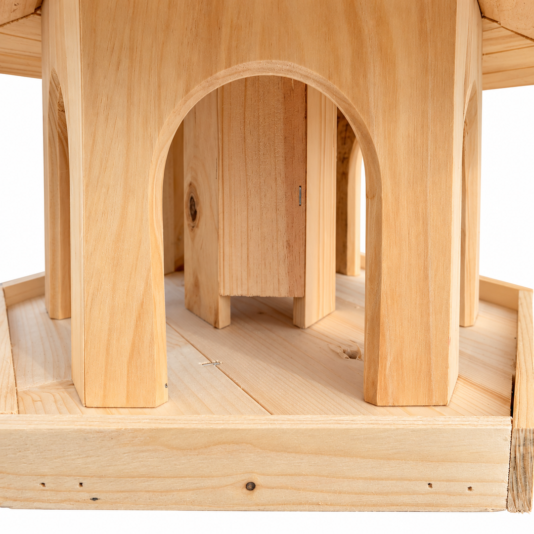 Vogelhaus in Braun/Natur mit Holzschindeldach: Nahaufnahme des Futterschachts mit unterer Futteröffnung und Rundbogen
