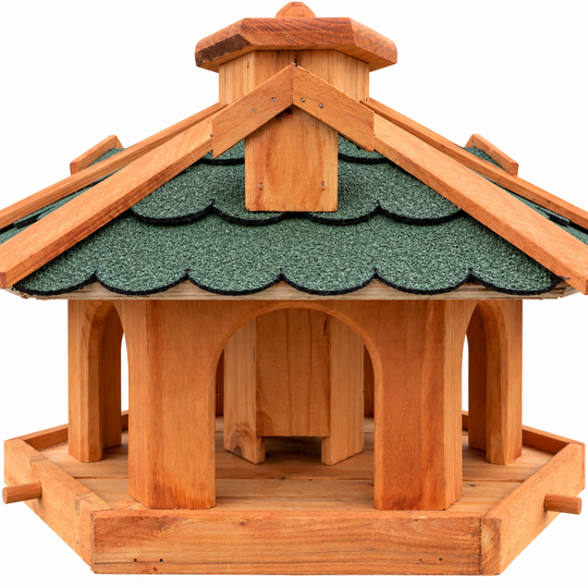 Sechseckiges Vogelfutterhaus mit grünem Bitumendach – Futterschacht und untere Futteröffnung im Detail