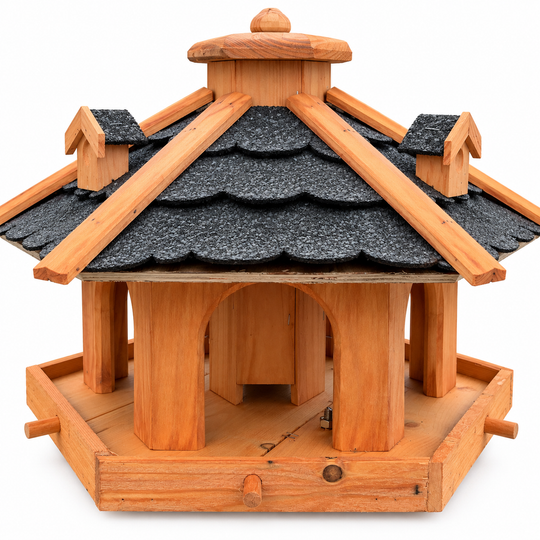 Sechseckiges Vogelfutterhaus mit schwarzem Bitumendach – Futterschacht und untere Futteröffnung im Detail