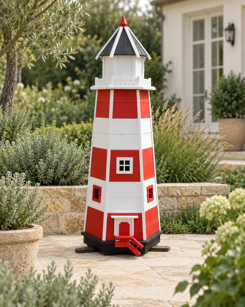 Leuchtturm Modell 2 in einer gestalteten Gartenszene