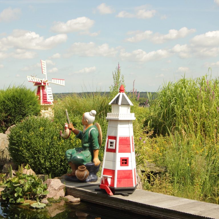 Ein Leuchtturm darf an keinen Garteteich fehlen!